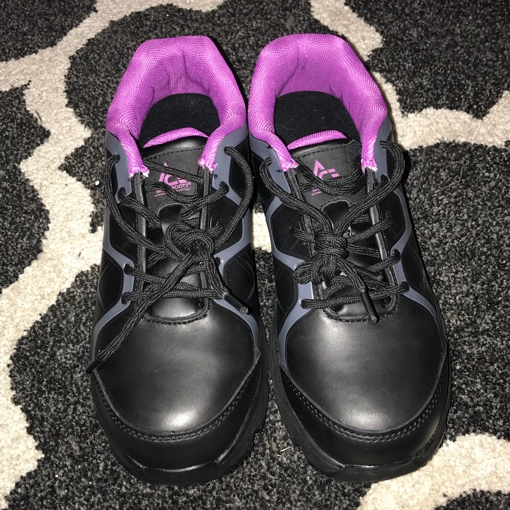 Aluminum toe work shoe